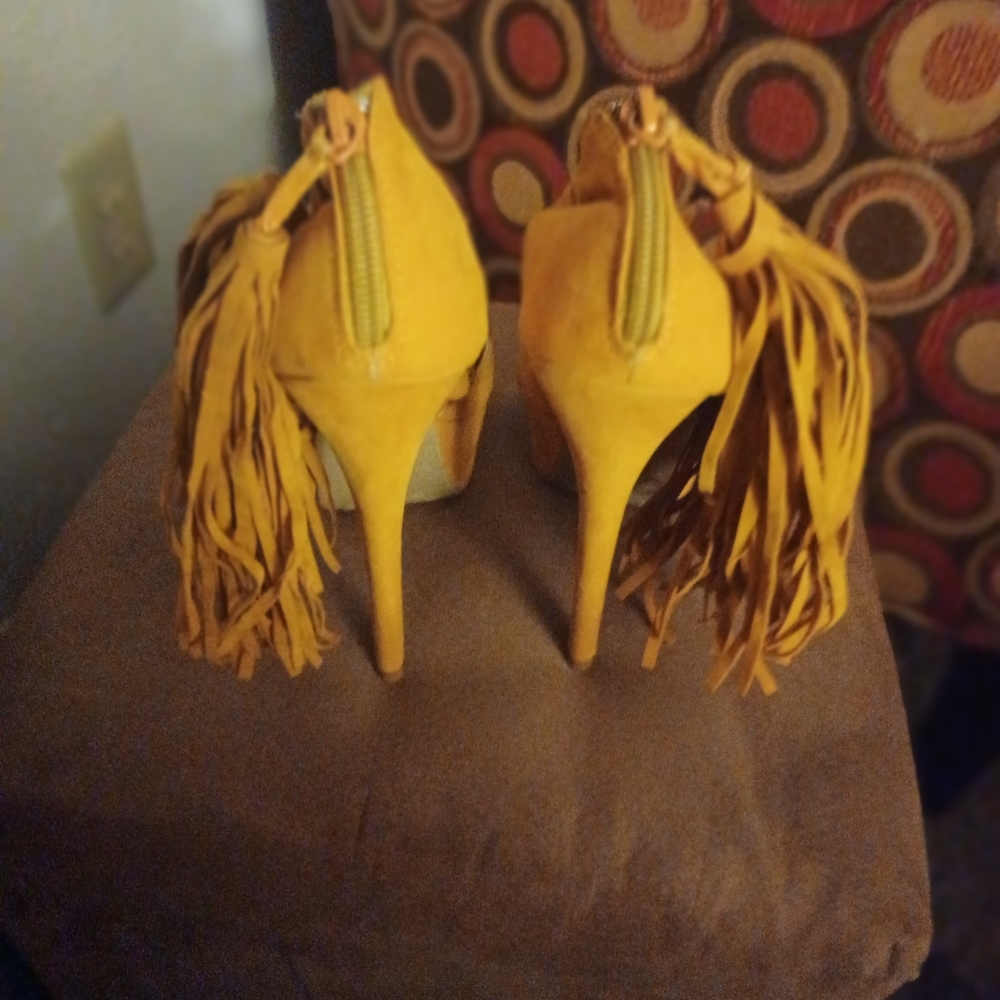 Shoe dazzle Size 7 Goldish Tan Heels